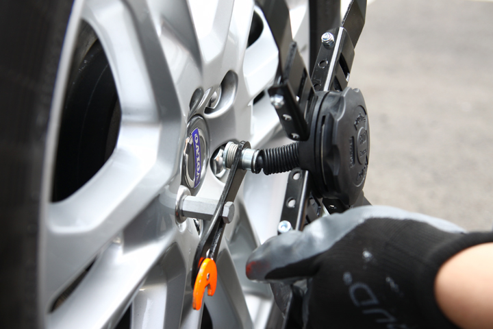 超快速!10分鐘內XC60雪鏈安裝完成