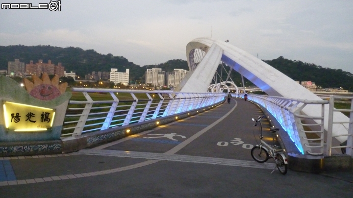 輕鬆單車遊~晨騎陽光橋,碧潭,華山文創園區 ~~