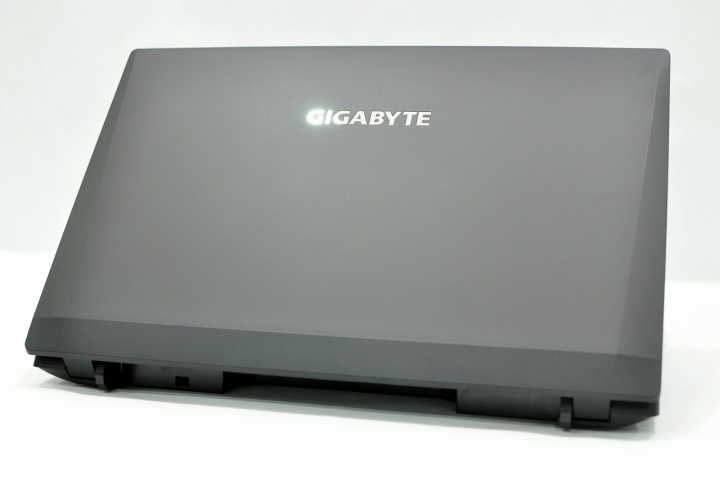 GIGABYTE P15F V5 高CP值遊戲機