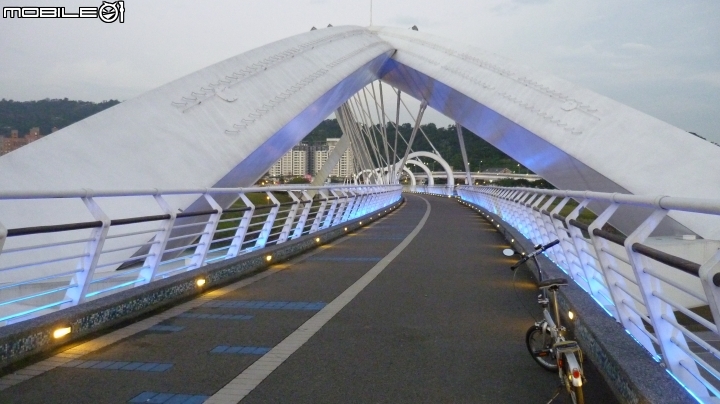 輕鬆單車遊~晨騎陽光橋,碧潭,華山文創園區 ~~