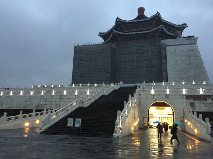 好滿足~聚餐、花媽展、雨女的一天…..
