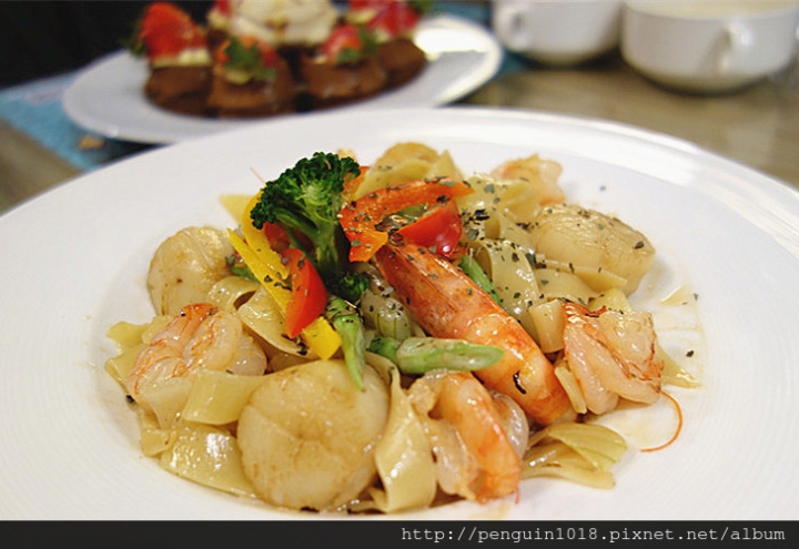 【彰化員林】CoCo鬆餅屋;員林在地超人氣鬆餅店!美味澎派義大利麵&超受歡迎鬆餅!生日用餐大方送草莓冰淇淋厚鬆餅!聚餐就是要來CoCo~(內附咖啡拉花初體驗)