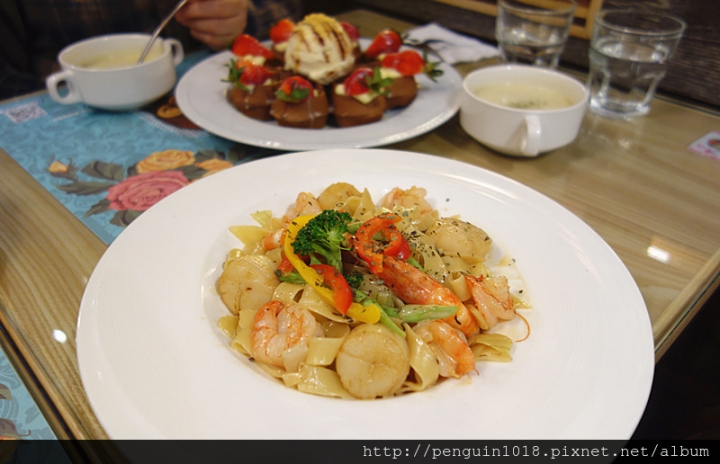 【彰化員林】CoCo鬆餅屋;員林在地超人氣鬆餅店!美味澎派義大利麵&超受歡迎鬆餅!生日用餐大方送草莓冰淇淋厚鬆餅!聚餐就是要來CoCo~(內附咖啡拉花初體驗)