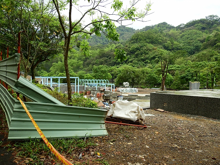 來涼山瀑布吧!油桐花兒開開正漂亮!