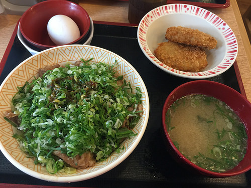 【食記】捷運古亭站。すき家(SUKIYA)~ 蔥溫玉牛丼好好吃!!