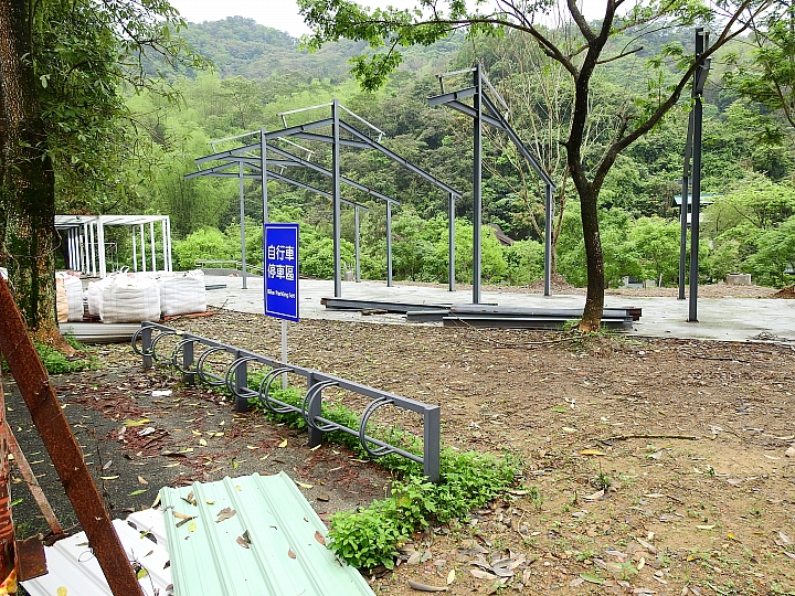 來涼山瀑布吧!油桐花兒開開正漂亮!