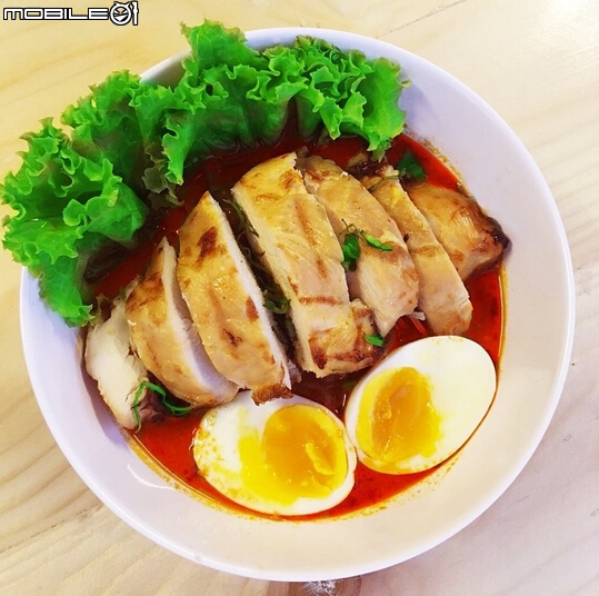 幾個泰國肌肉男合開了一家餐廳 , 女顧客爆滿 !