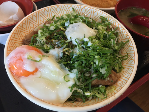 【食記】捷運古亭站。すき家(SUKIYA)~ 蔥溫玉牛丼好好吃!!