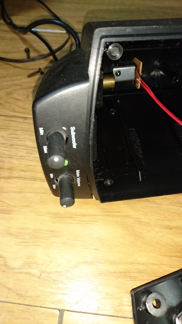 請教 Klipsch Pm 2.1 的線控台要怎麼拆?