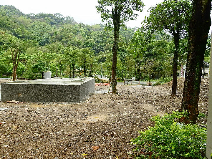 來涼山瀑布吧!油桐花兒開開正漂亮!