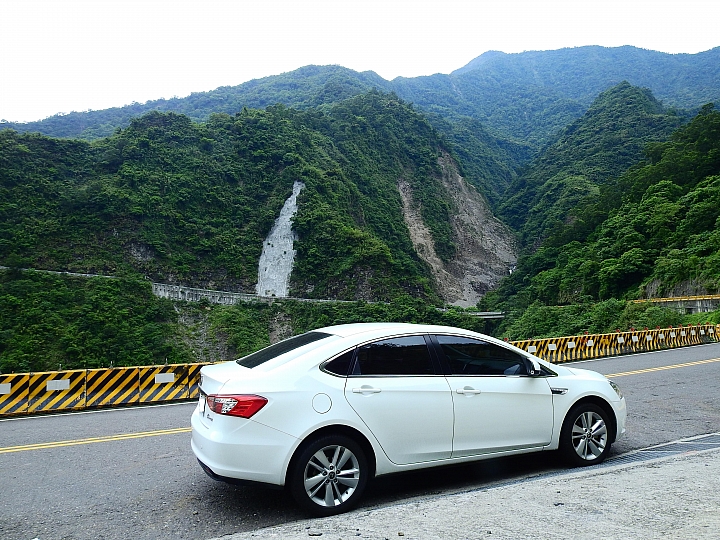 Luxgen S5開到霧台美麗眺望平台前,里程數恰好88888公里:發發!發發發!