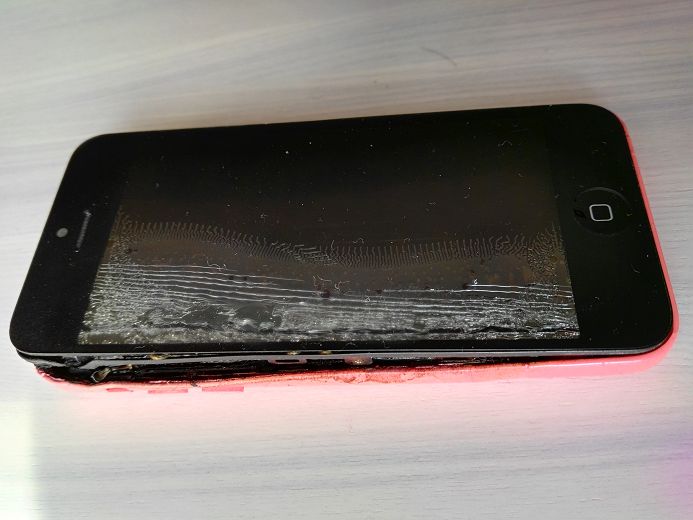Iphone 5C 手機自燃,蘋果原廠客服「胡言亂語」一推256 !