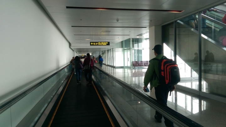 【越南河內Hanoi】內排機場HAN必買網卡及換匯小撇步&往市區Vietnam Airline Mini Van