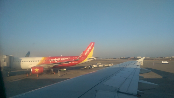 【越南河內Hanoi】內排機場HAN必買網卡及換匯小撇步&往市區Vietnam Airline Mini Van