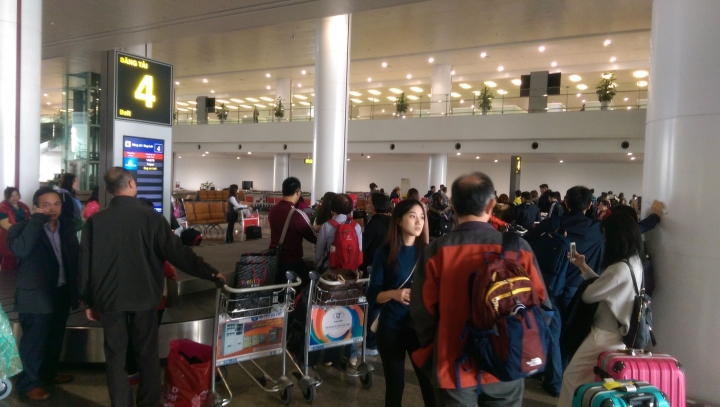 【越南河內Hanoi】內排機場HAN必買網卡及換匯小撇步&往市區Vietnam Airline Mini Van