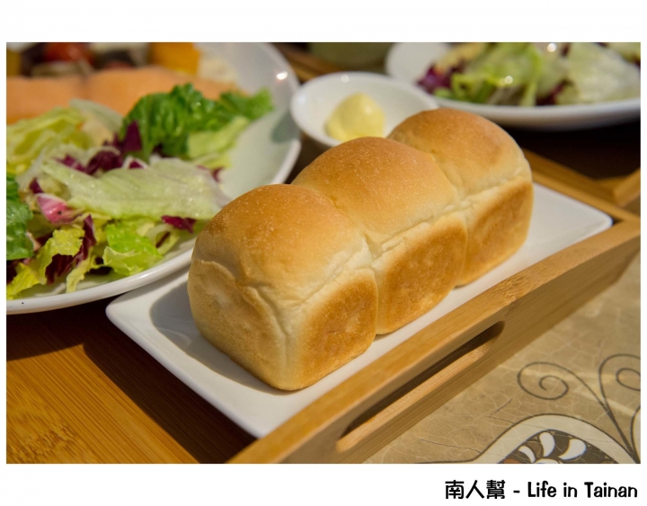 【台南市安平區-美食】澎拜早午餐,隨餐附上整條自烘焙吐司~95咖啡館