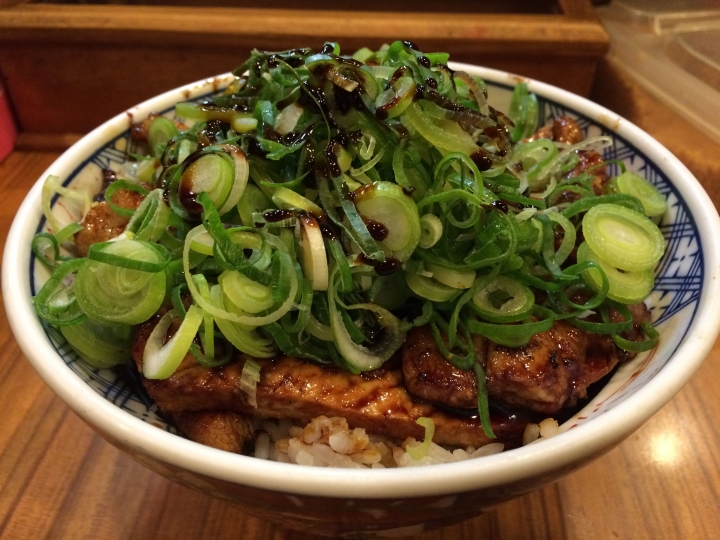 【大阪黑門市場-丼飯】傳說中的炭火豬肉丼-天地人