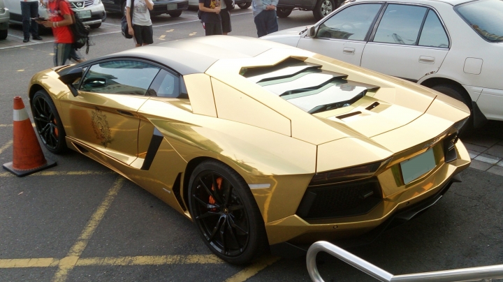 超級亮眼的電鍍金 Lamborghini Aventador LP 700-4