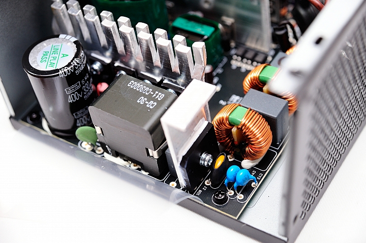 DC-DC 設計普及化,BitFenix Formula 600W 銅牌電源供應器開箱測試