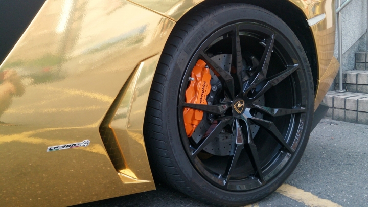 超級亮眼的電鍍金 Lamborghini Aventador LP 700-4