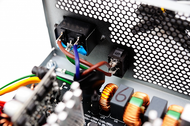 DC-DC 設計普及化,BitFenix Formula 600W 銅牌電源供應器開箱測試