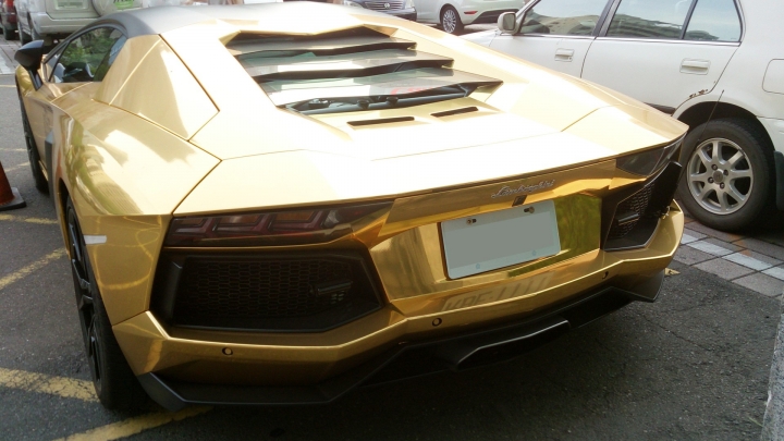 超級亮眼的電鍍金 Lamborghini Aventador LP 700-4