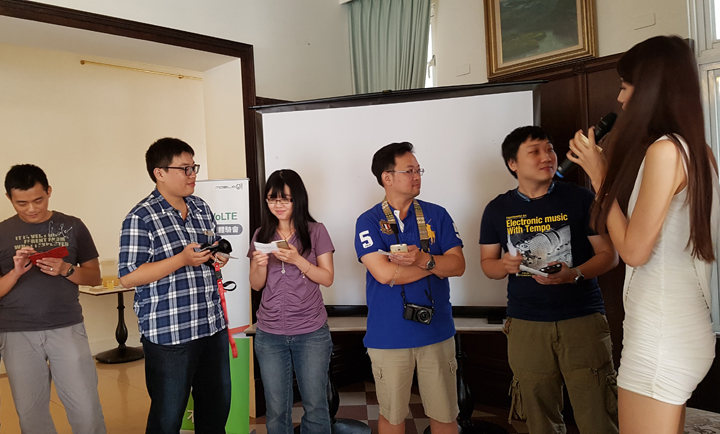 你怎麼連話都說不清楚 。有了《 亞太電信 Gt VoLTE 》讓通話更清晰