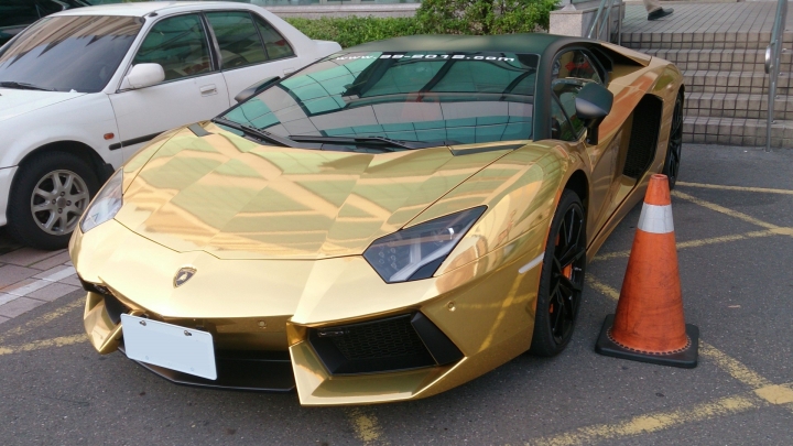 超級亮眼的電鍍金 Lamborghini Aventador LP 700-4
