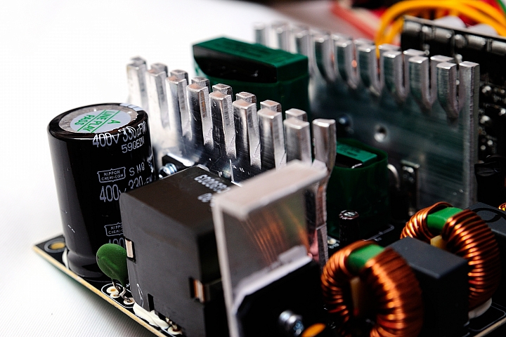 DC-DC 設計普及化,BitFenix Formula 600W 銅牌電源供應器開箱測試