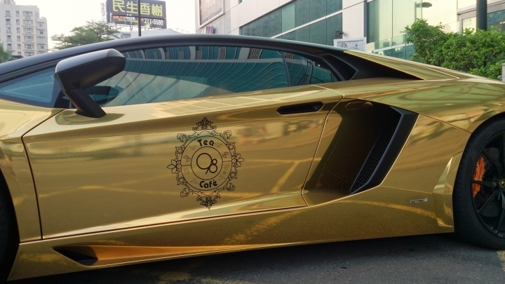 超級亮眼的電鍍金 Lamborghini Aventador LP 700-4