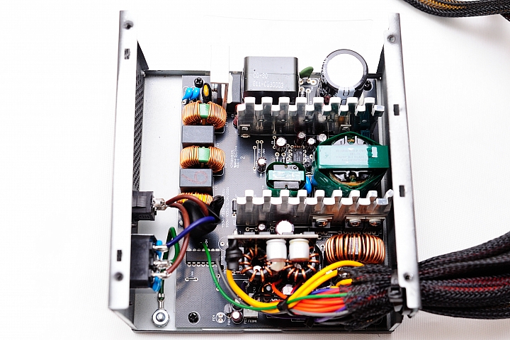 DC-DC 設計普及化,BitFenix Formula 600W 銅牌電源供應器開箱測試