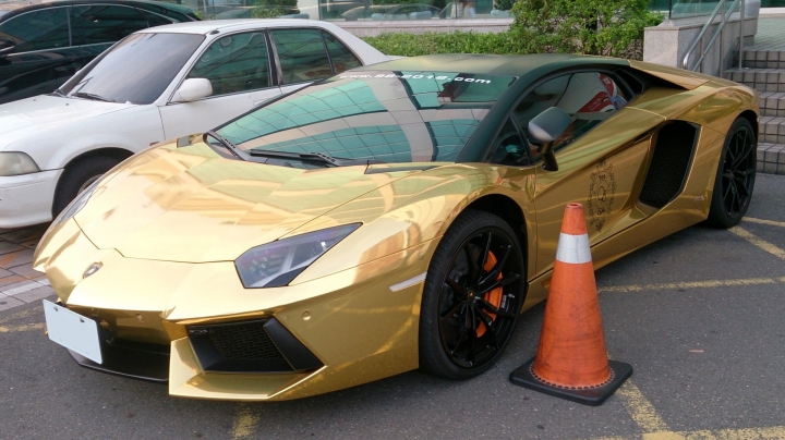 超級亮眼的電鍍金 Lamborghini Aventador LP 700-4