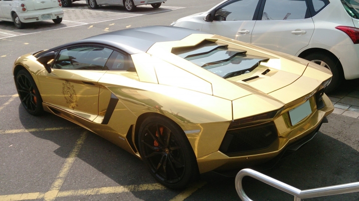 超級亮眼的電鍍金 Lamborghini Aventador LP 700-4
