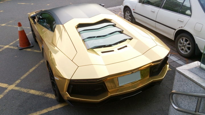 超級亮眼的電鍍金 Lamborghini Aventador LP 700-4