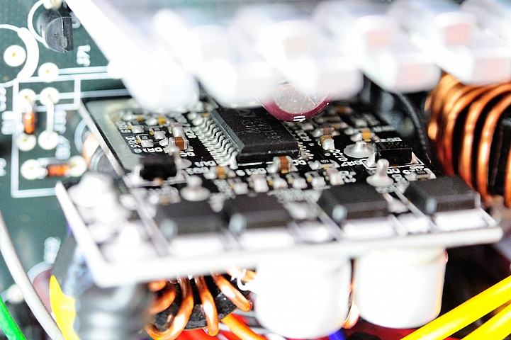 DC-DC 設計普及化,BitFenix Formula 600W 銅牌電源供應器開箱測試