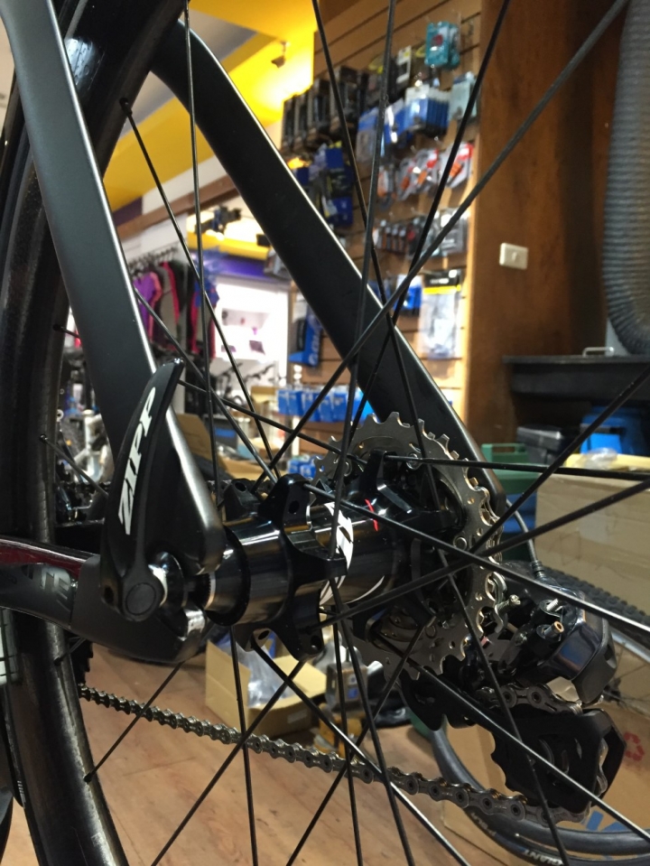 2016 Trinity Advanced Pro 1 開箱 (三鐵車_電子變速_ZIPP 404版輪_管胎) 一次滿足