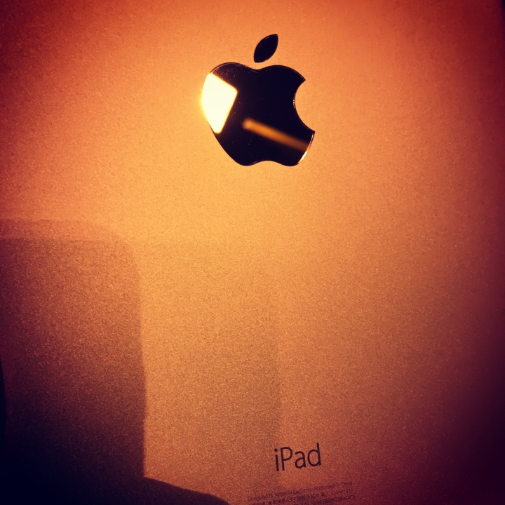 iPad Pro 9.7吋 雷射切割Logo保護貼 裸機使用分享