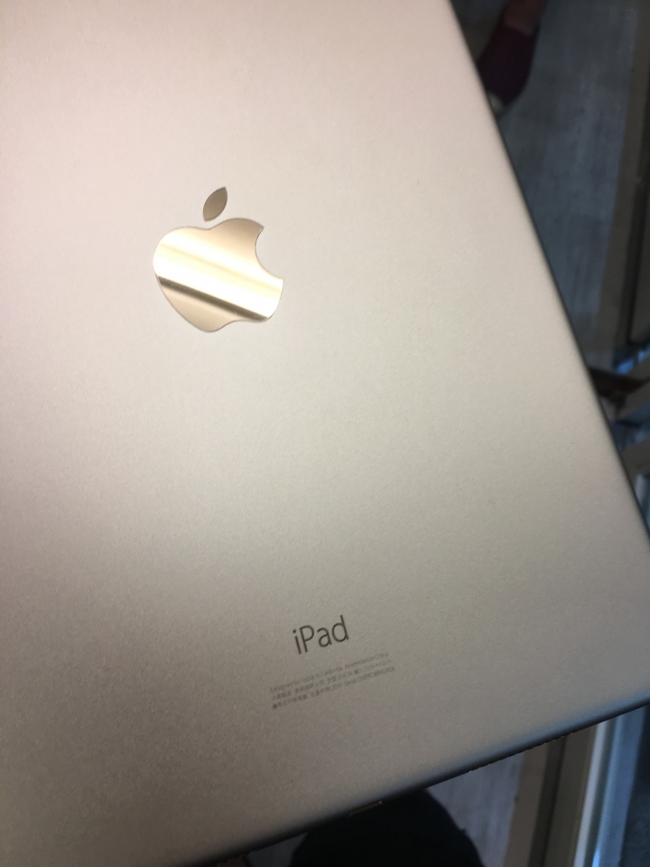 iPad Pro 9.7吋 雷射切割Logo保護貼 裸機使用分享