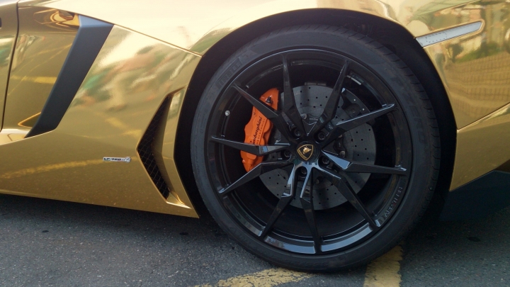 超級亮眼的電鍍金 Lamborghini Aventador LP 700-4
