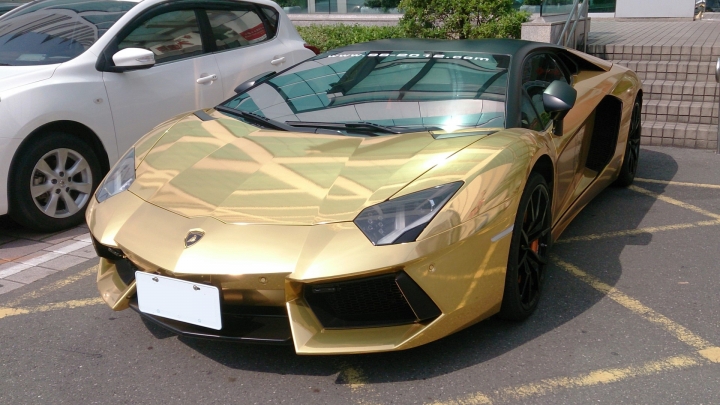 超級亮眼的電鍍金 Lamborghini Aventador LP 700-4