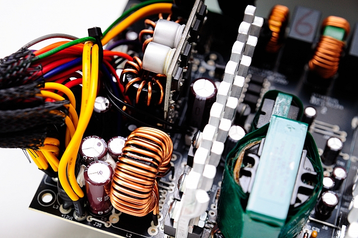 DC-DC 設計普及化,BitFenix Formula 600W 銅牌電源供應器開箱測試