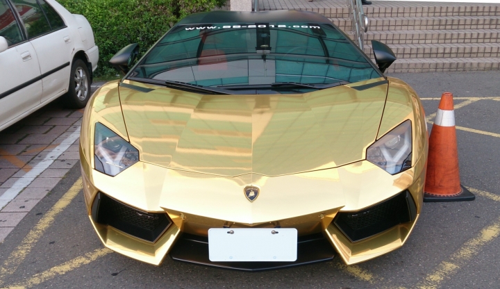 超級亮眼的電鍍金 Lamborghini Aventador LP 700-4