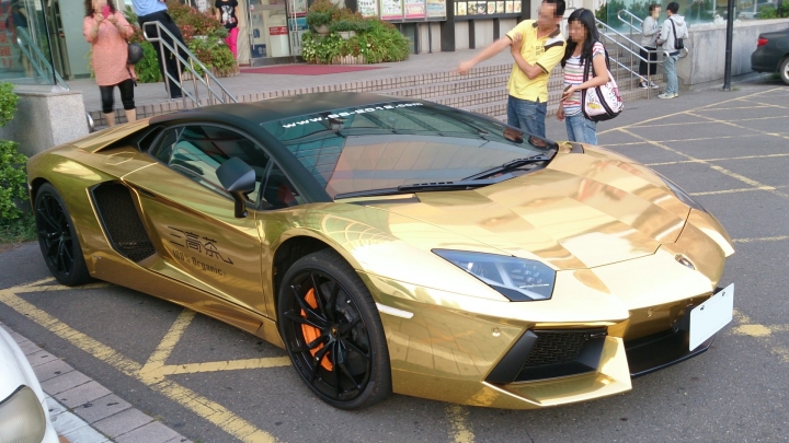 超級亮眼的電鍍金 Lamborghini Aventador LP 700-4