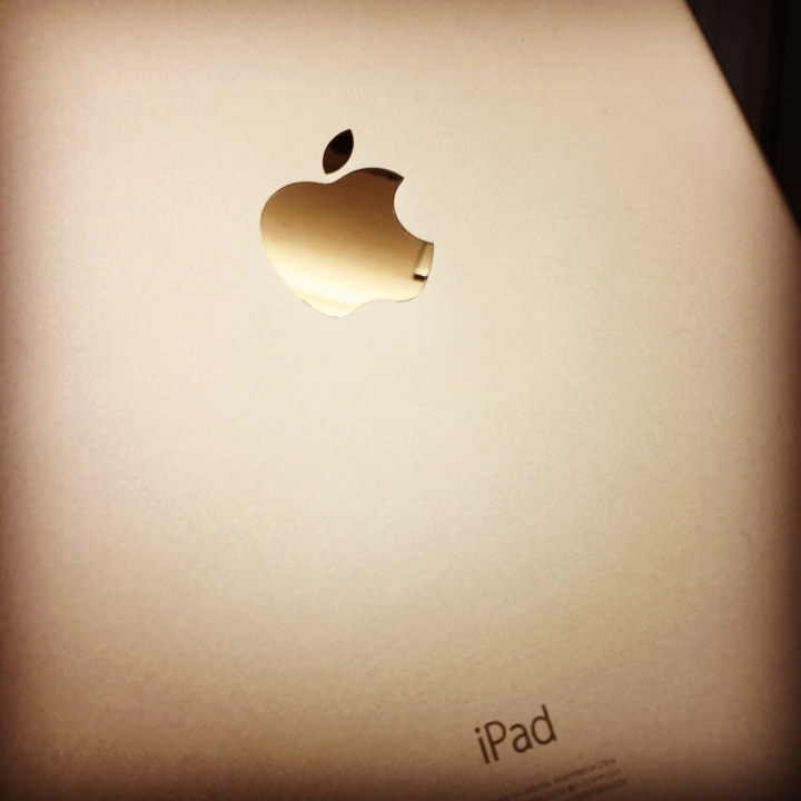 iPad Pro 9.7吋 雷射切割Logo保護貼 裸機使用分享