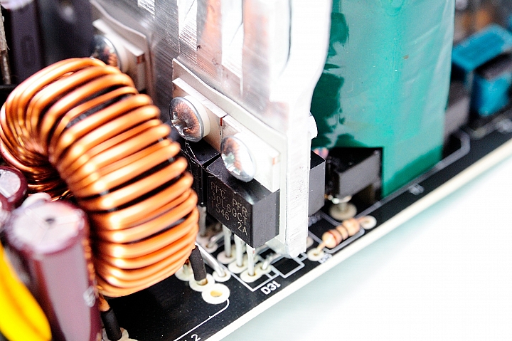 DC-DC 設計普及化,BitFenix Formula 600W 銅牌電源供應器開箱測試