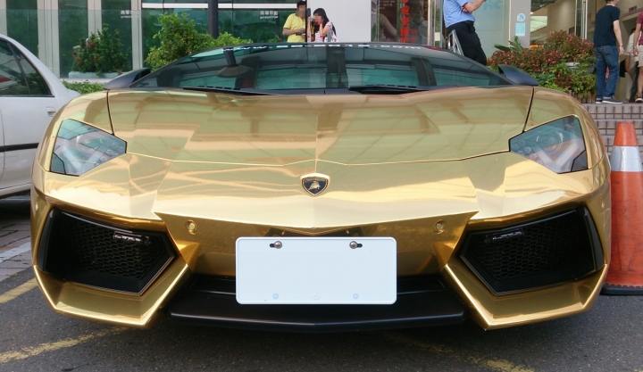超級亮眼的電鍍金 Lamborghini Aventador LP 700-4