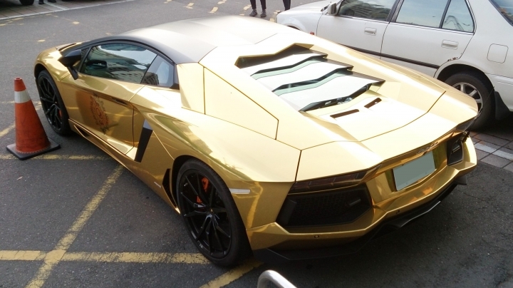 超級亮眼的電鍍金 Lamborghini Aventador LP 700-4