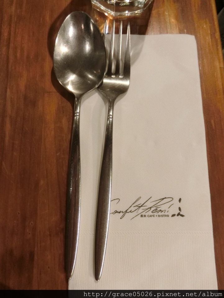 【食記】台北☼松煙 黑米Café•Bistro**黑到發亮墨魚燉飯**