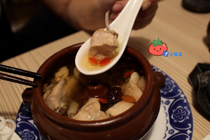 【台北美食】雲南料理 北醫美食推薦 吳興街 過橋米線 云香阁(雲香閣) 雲南汽鍋雞 月亮蝦餅 椒麻雞 泰國料理