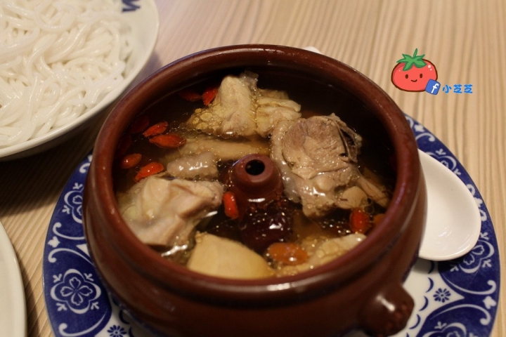 【台北美食】雲南料理 北醫美食推薦 吳興街 過橋米線 云香阁(雲香閣) 雲南汽鍋雞 月亮蝦餅 椒麻雞 泰國料理